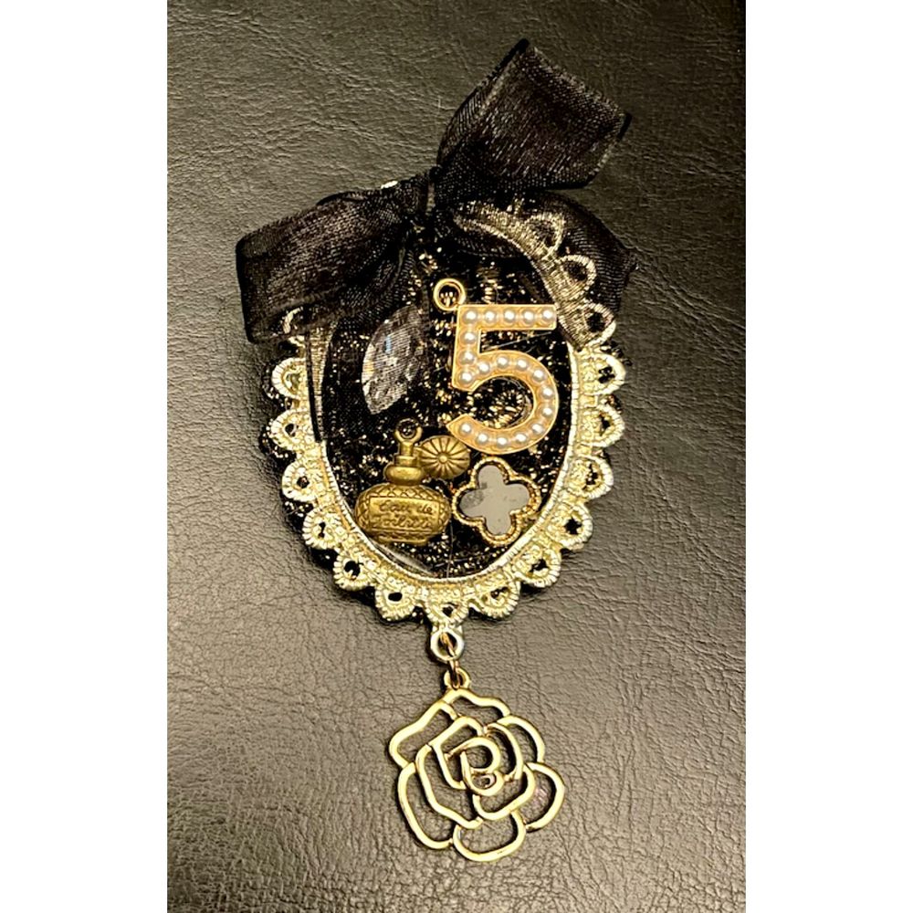 Oval Brooch - Camelia, 5, perfume - Gold Hardware
